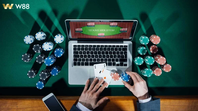 Hình ảnh giao diện website Poker W88 với các bàn chơi sôi động